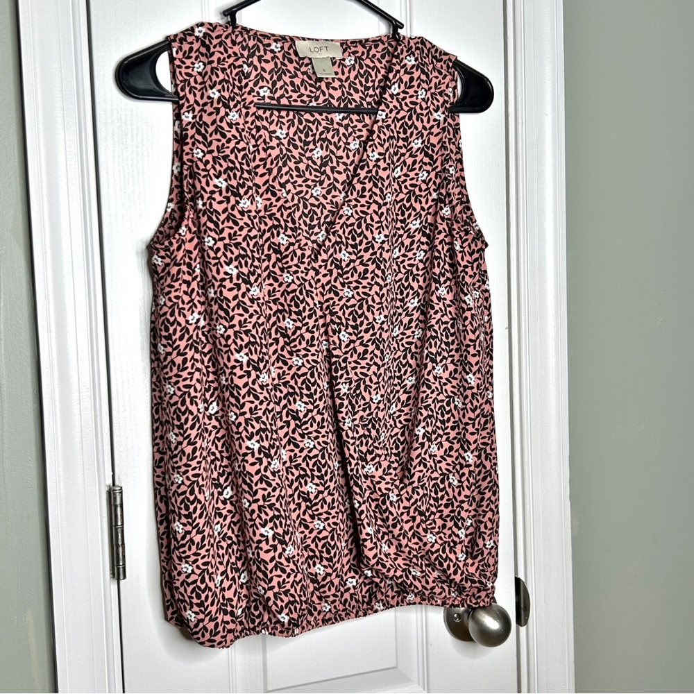 LOFT Sleeveless Floral Blouse Coral Pink Black V-Neck Elastic Hem Top Small